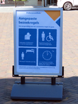 848710 Afbeelding van een informatiebord met aangepaste bezoekregels van het ziekenhuis tijdens de coronacrisis, op het ...